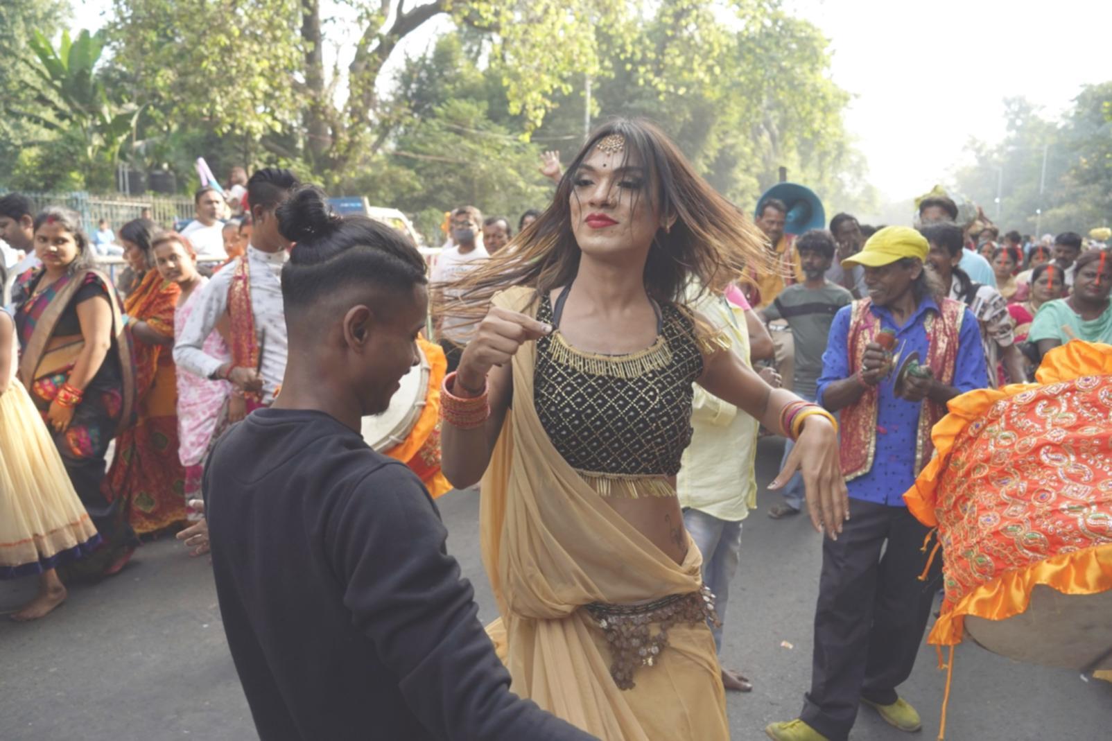 Tanzschüler bei einer gemeinsamen Übung in freundlicher Atmosphäre