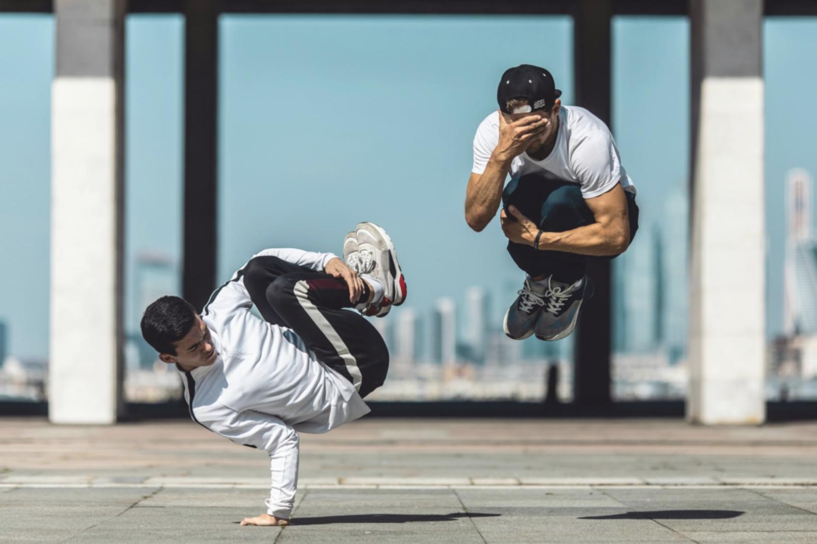 Paartanz Unterricht in unserem Tanzstudio mit Teilnehmern beim Erlernen der Grundschritte