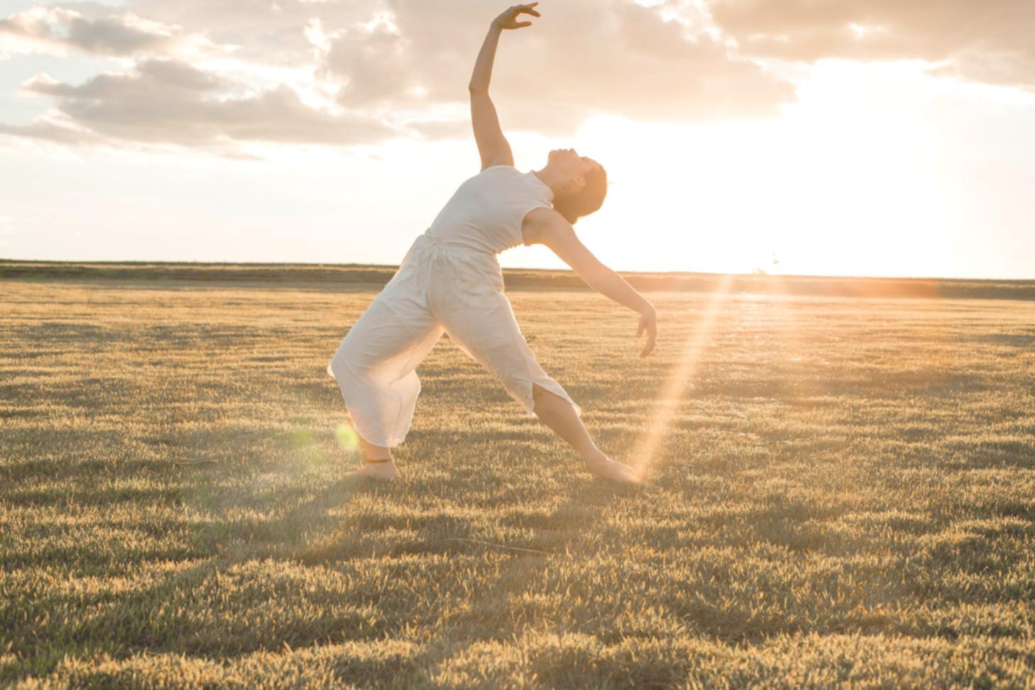 Tanzpaar bei interaktiver Online-Tanzstunde mit professioneller Anleitung