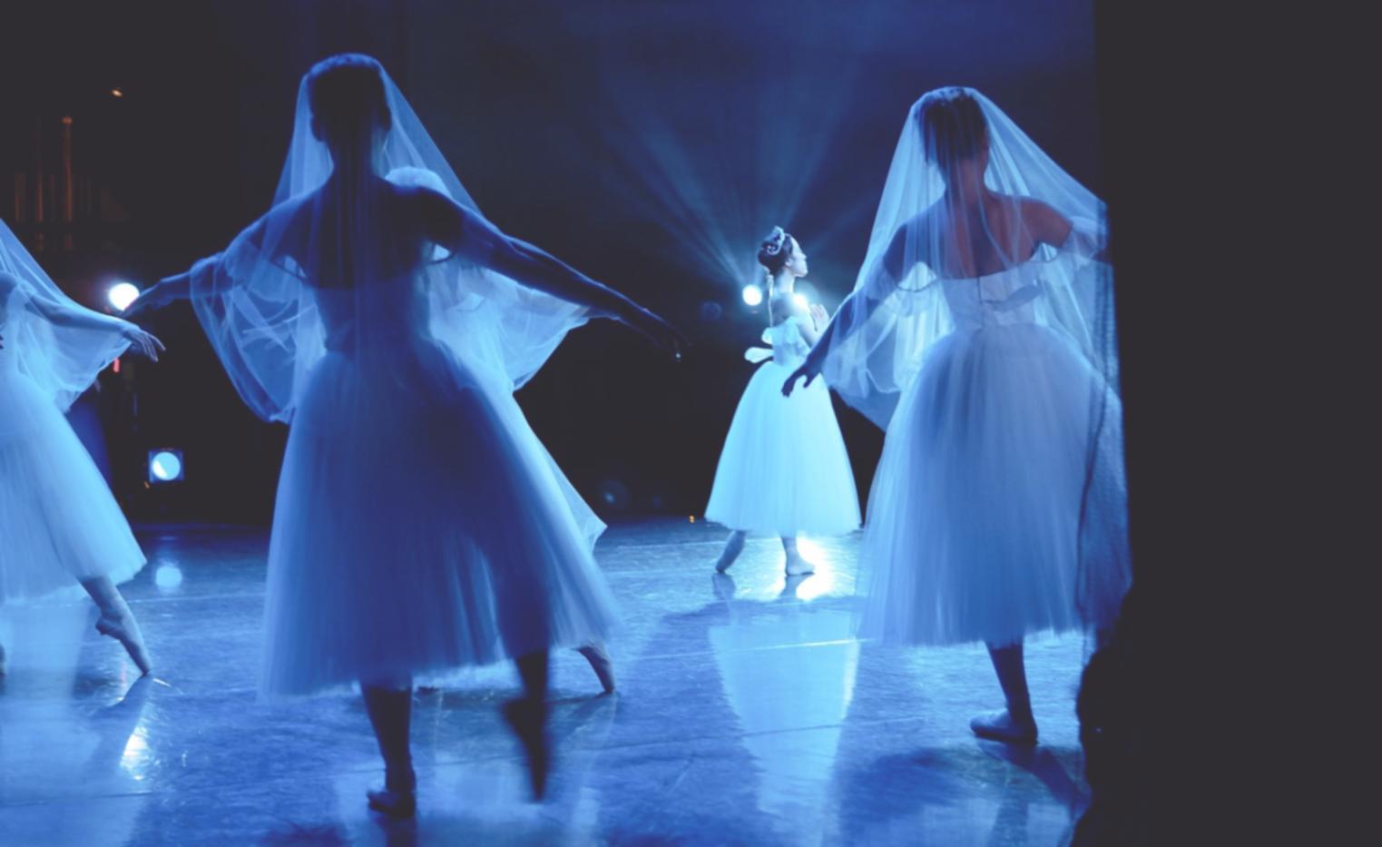 Fröhliche Tanzgruppe nach erfolgreicher Trainingsstunde