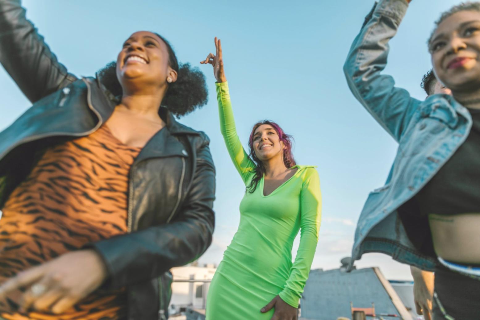 Elegante Partnertanz-Szene mit professioneller Haltung und harmonischen Bewegungen