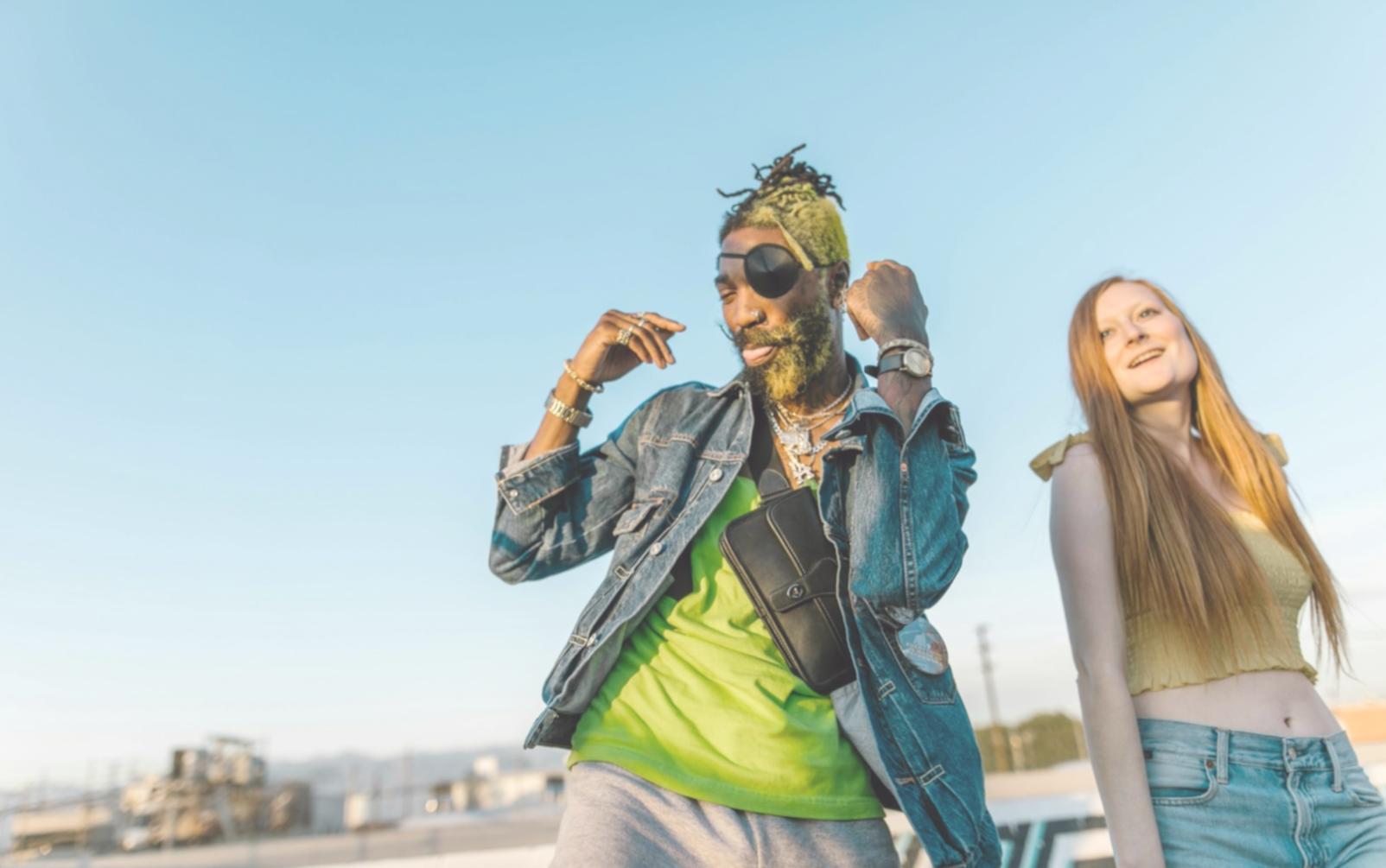 Tanzpaar zeigt perfekte Synchronisation bei fortgeschrittener Choreografie